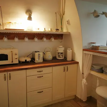 Oldtown Shelter With Free Private Parking * Eger