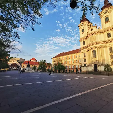 Апартаменти Oldtown Shelter With Free Private Parking *
