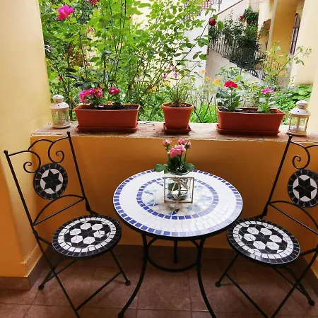 Апартаменти Oldtown Shelter With Free Private Parking
